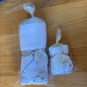 Pottery Barn Kids Nanhal Gingham Baby Hooded Towel and 3 washcloth.(set)